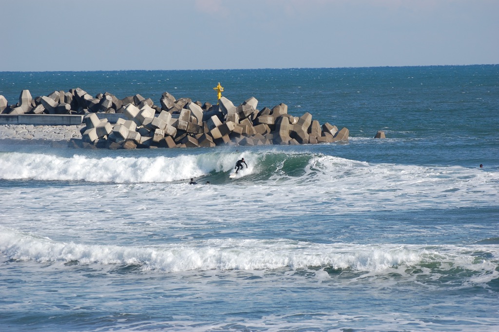 f:id:ONOYUGO:20151020094603j:plain 写真はいつぞやの真冬の東浪見周辺。厚手のフルスーツにブーツ、グローブ。