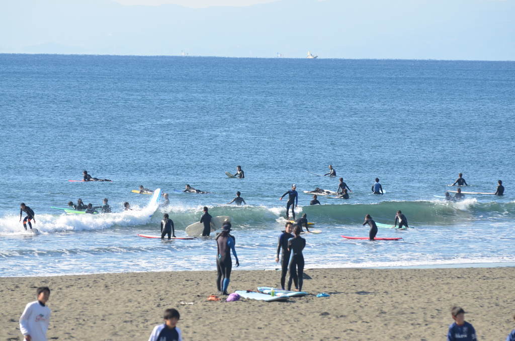 鵠沼銅像前側は例によってご覧の混雑