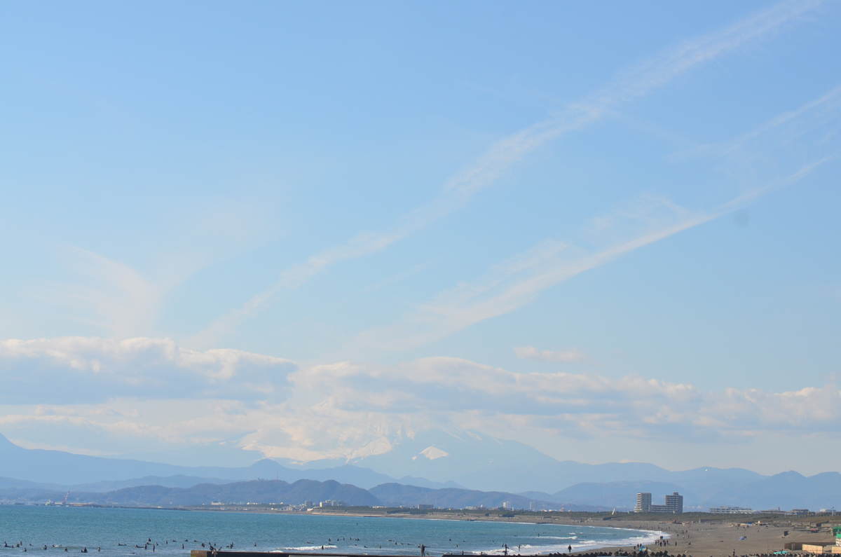 2月2日午後13:45頃の鵠沼から臨む青空