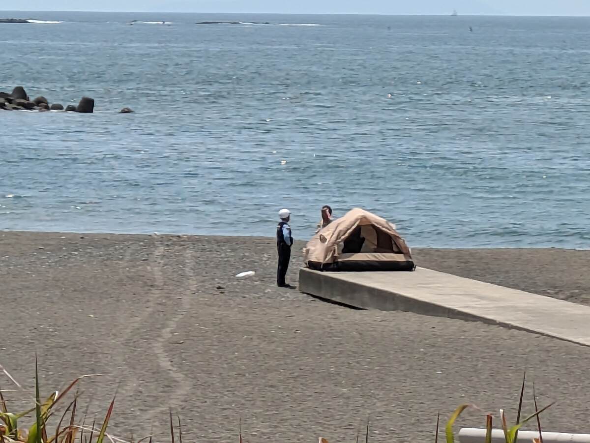 警察と揉めている太鼓おじさん