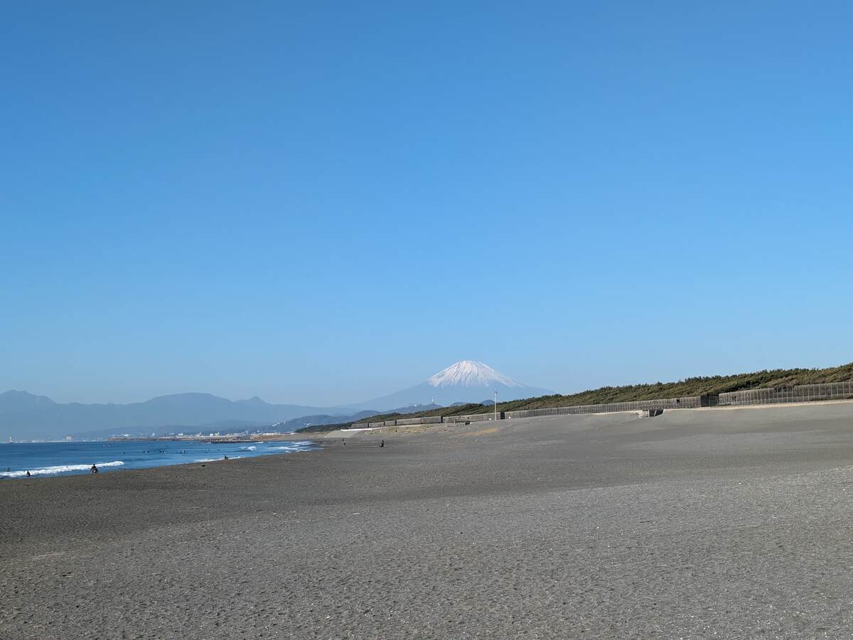 2023年11月22日午前9:09の茅ヶ崎西浜から望む富士山