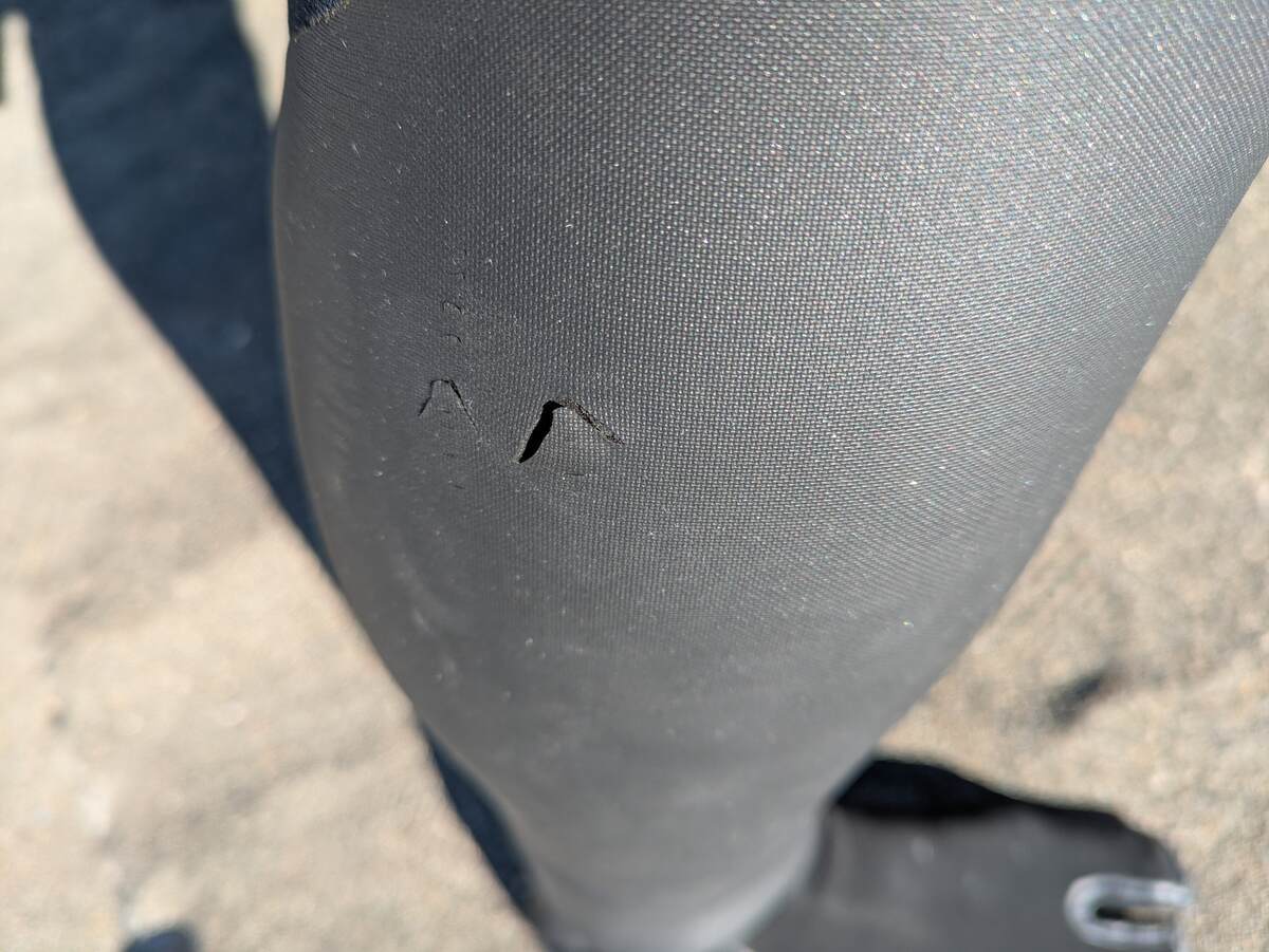 自転車で切ってしまったウエットスーツ