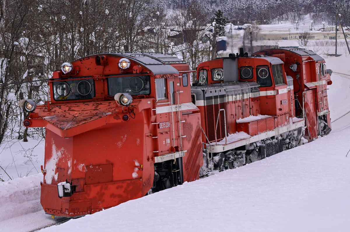 雪の降る朝の赤 安達紙器工業株式会社【軽くて使いやすい！紙素材の雪道脱出具