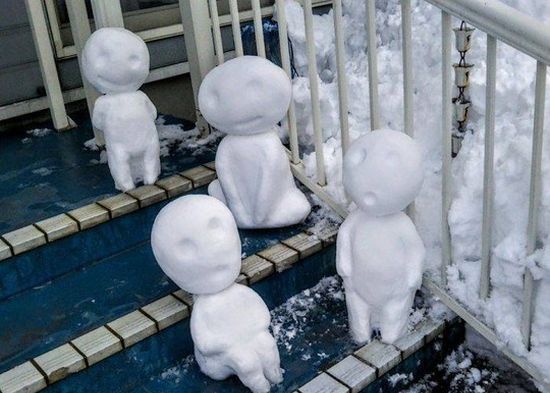 まさに雪のアート 芸術的な雪だるま Otqの東西南北
