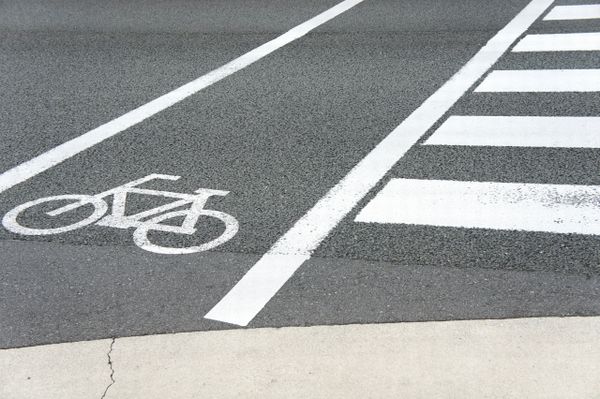 道路に印字されている ひし形 マークの意味 Otqの東西南北