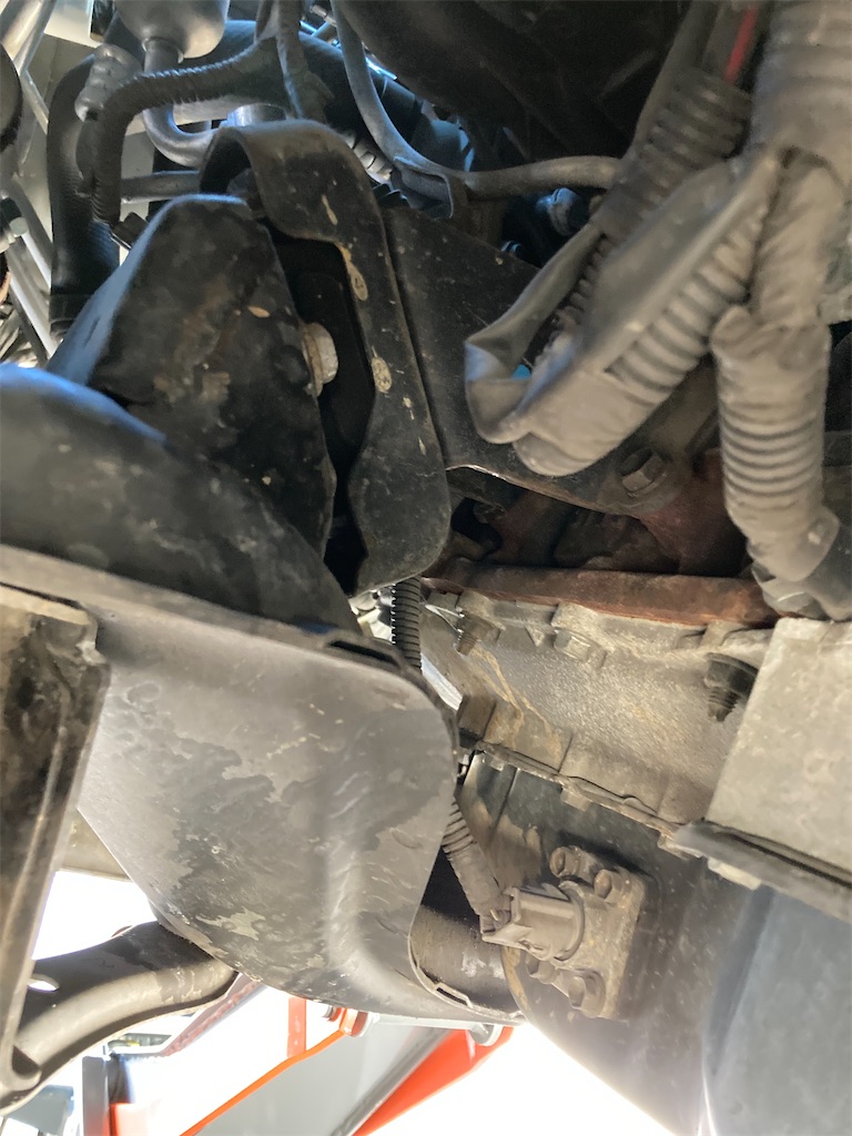 ハイエース 200系 TRH200V エンジンマウント交換 - OVER300km
