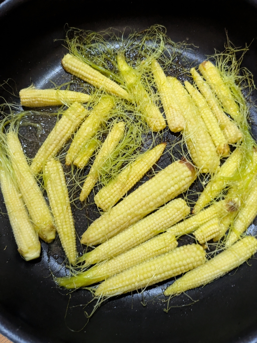 ヤングコーンをひげ付きのまま焼くだけ。シンプルですがクセになる美味しさでした。