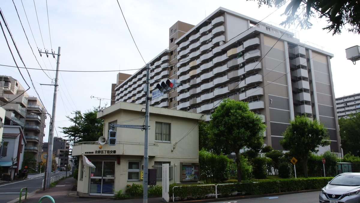 交番の奥に聳える北砂五丁目団地