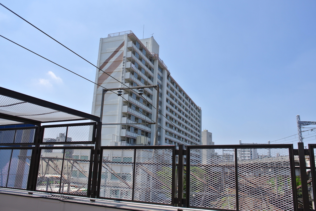 南口の歩道橋から見る南千住二丁目アパート
