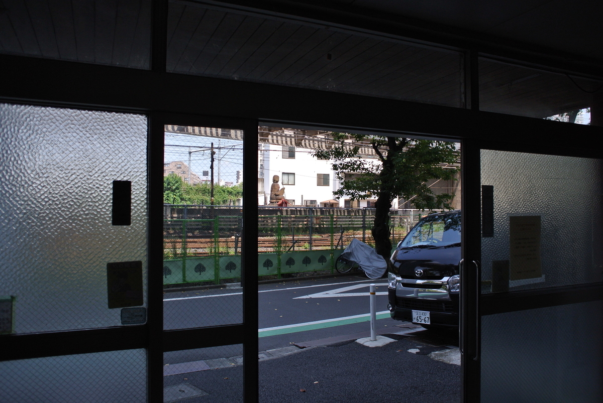 線路の奥に見えている首切り地蔵