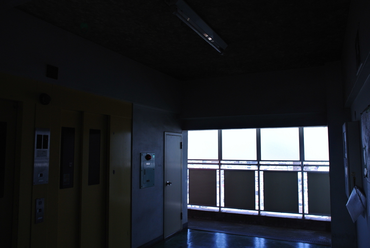 最上階の薄暗いエレベーターホール