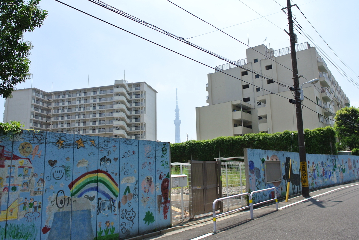 絵が描かれた塀の奥に見える清川二丁目アパート