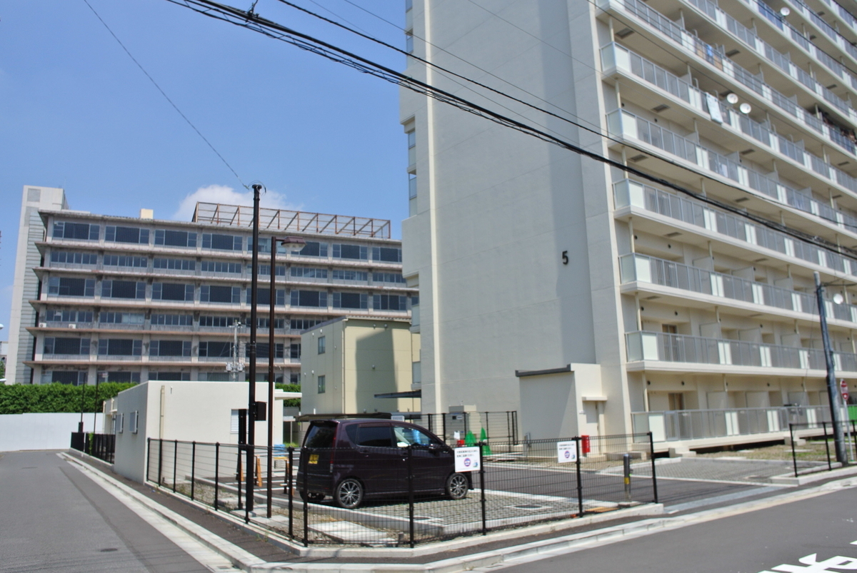 道を挟んだ向かい側にある5号棟