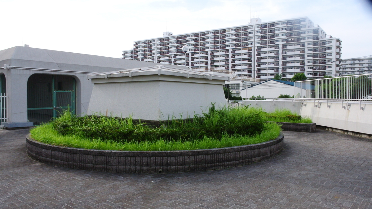 北側と南側を繋ぐ歩道橋前の広場