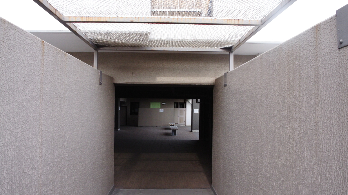 歩道橋と直接繋がる9号棟の入り口