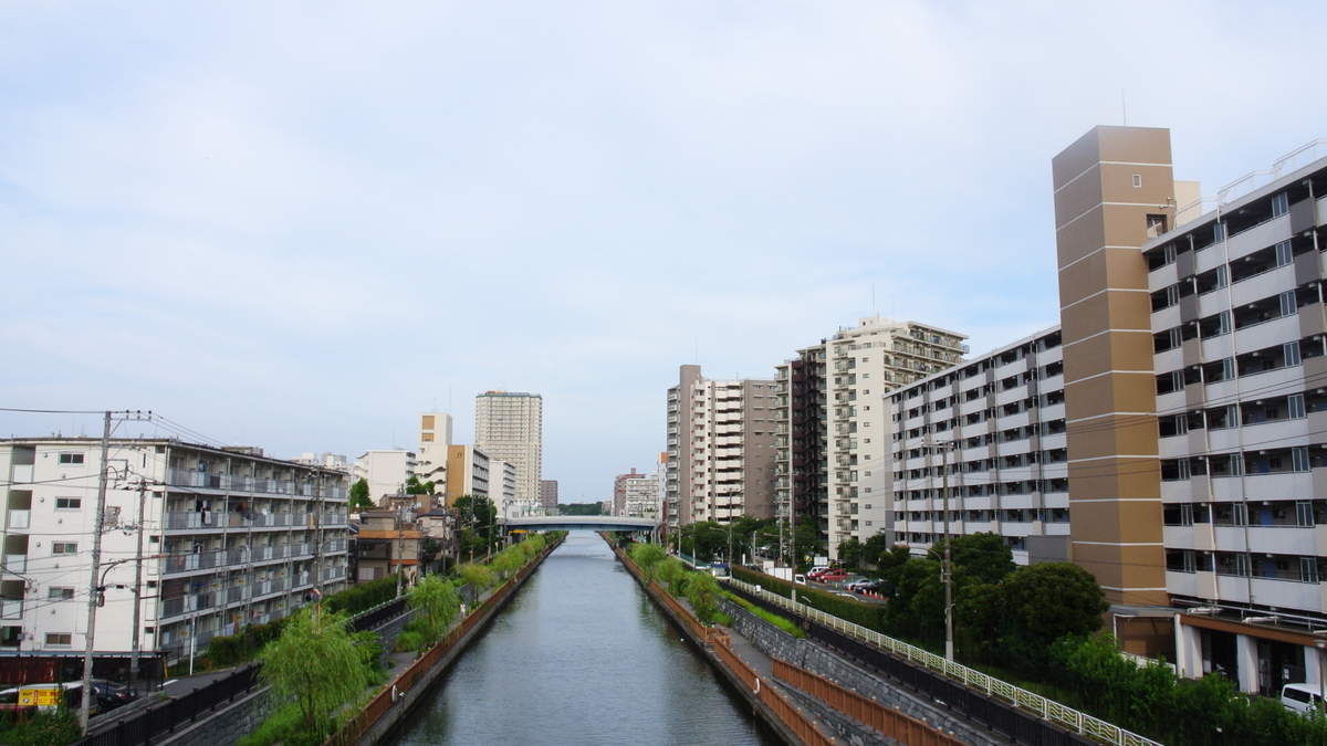 10号棟のすぐ裏を流れる小名木川