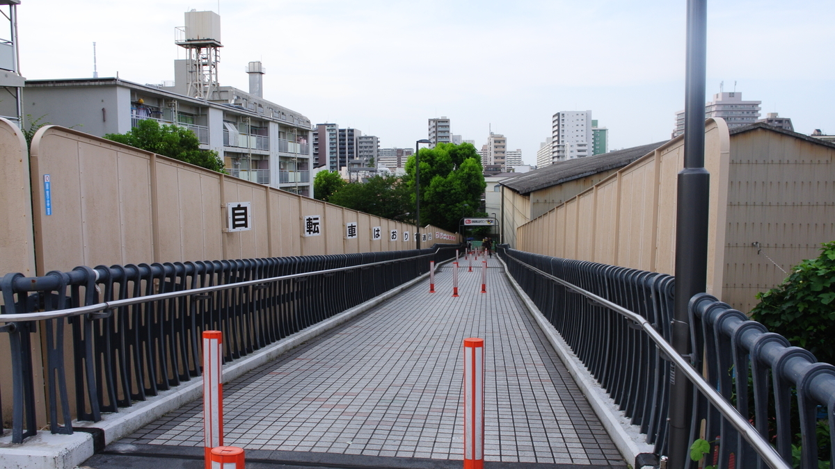 橋のスロープ