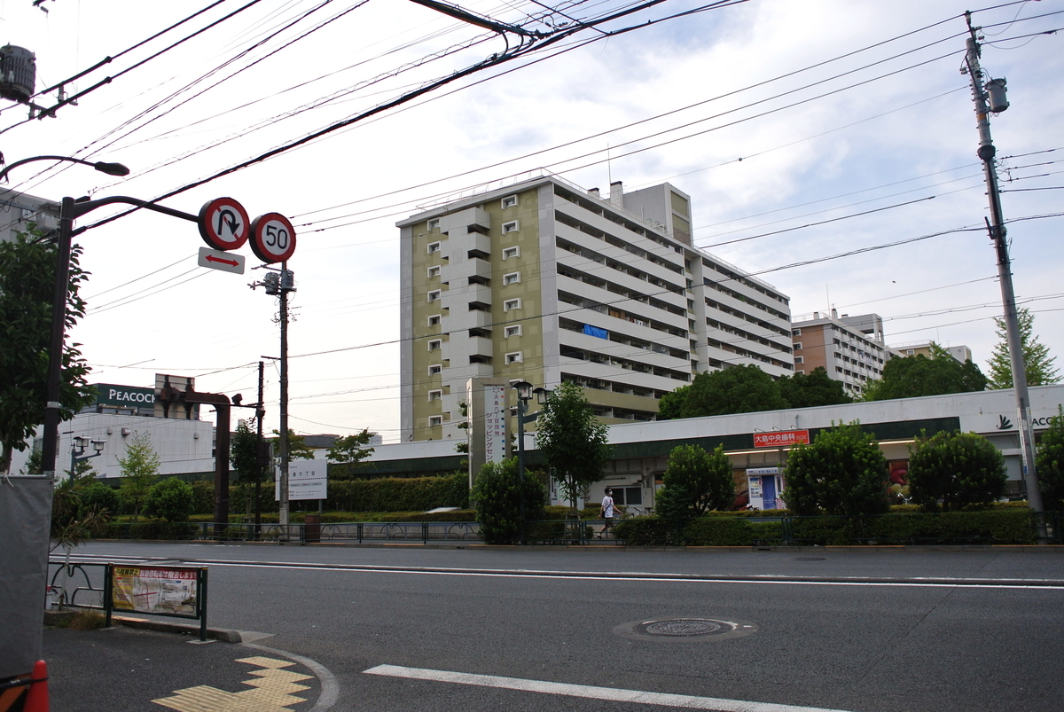 新大橋通りの向こう側に見える大島六丁目団地