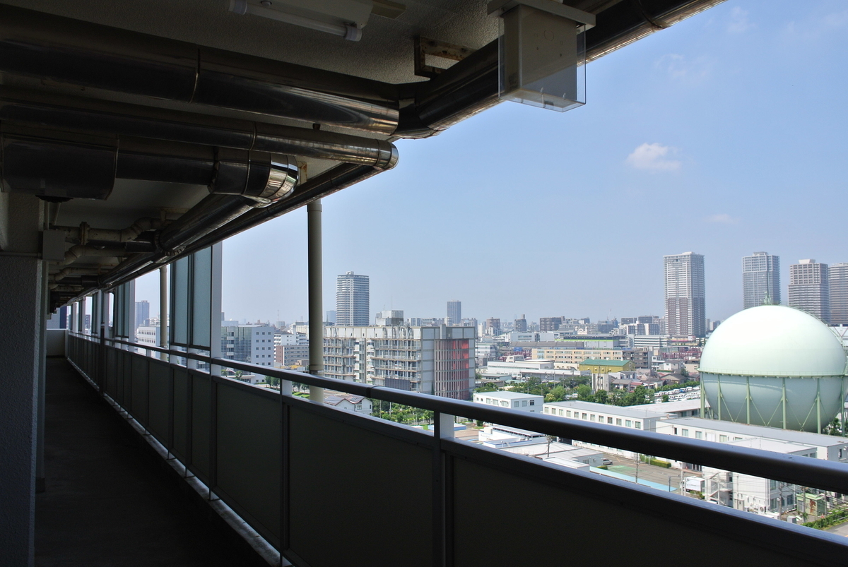 パイプ管が映える廊下