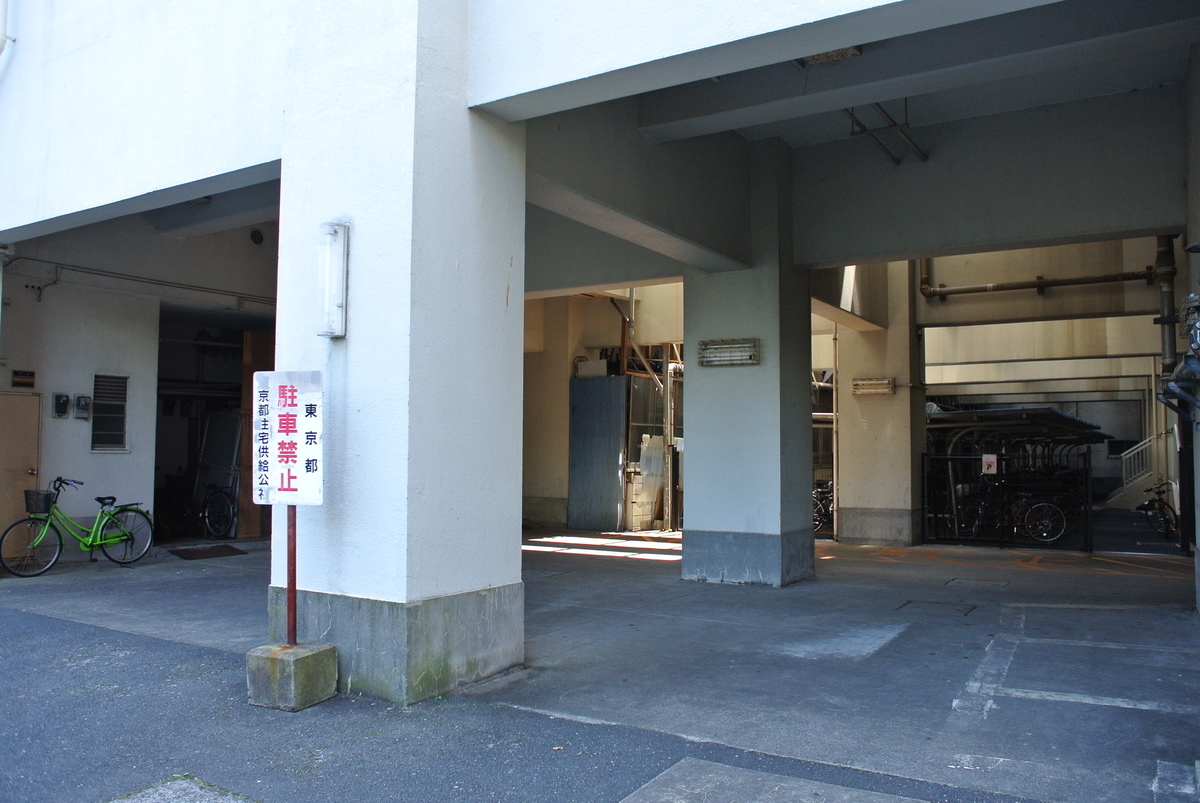 15号棟の明治通り側の入り口
