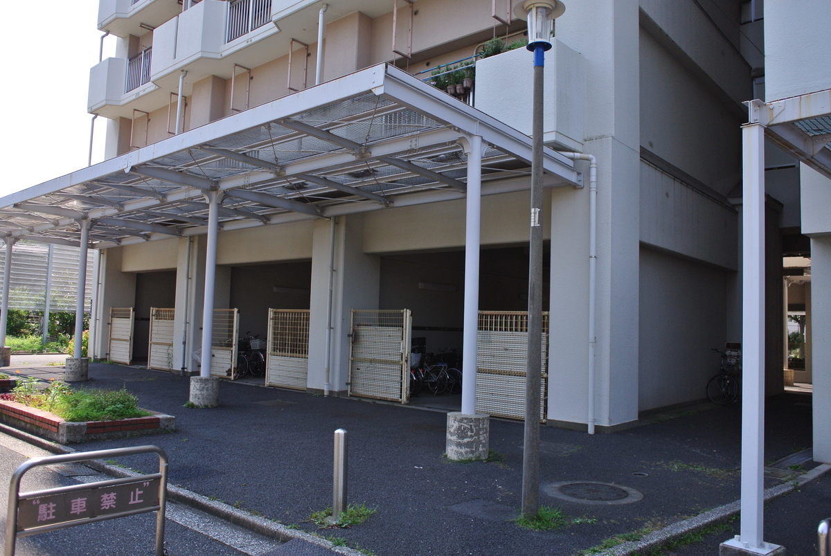 奥側の自転車駐輪場