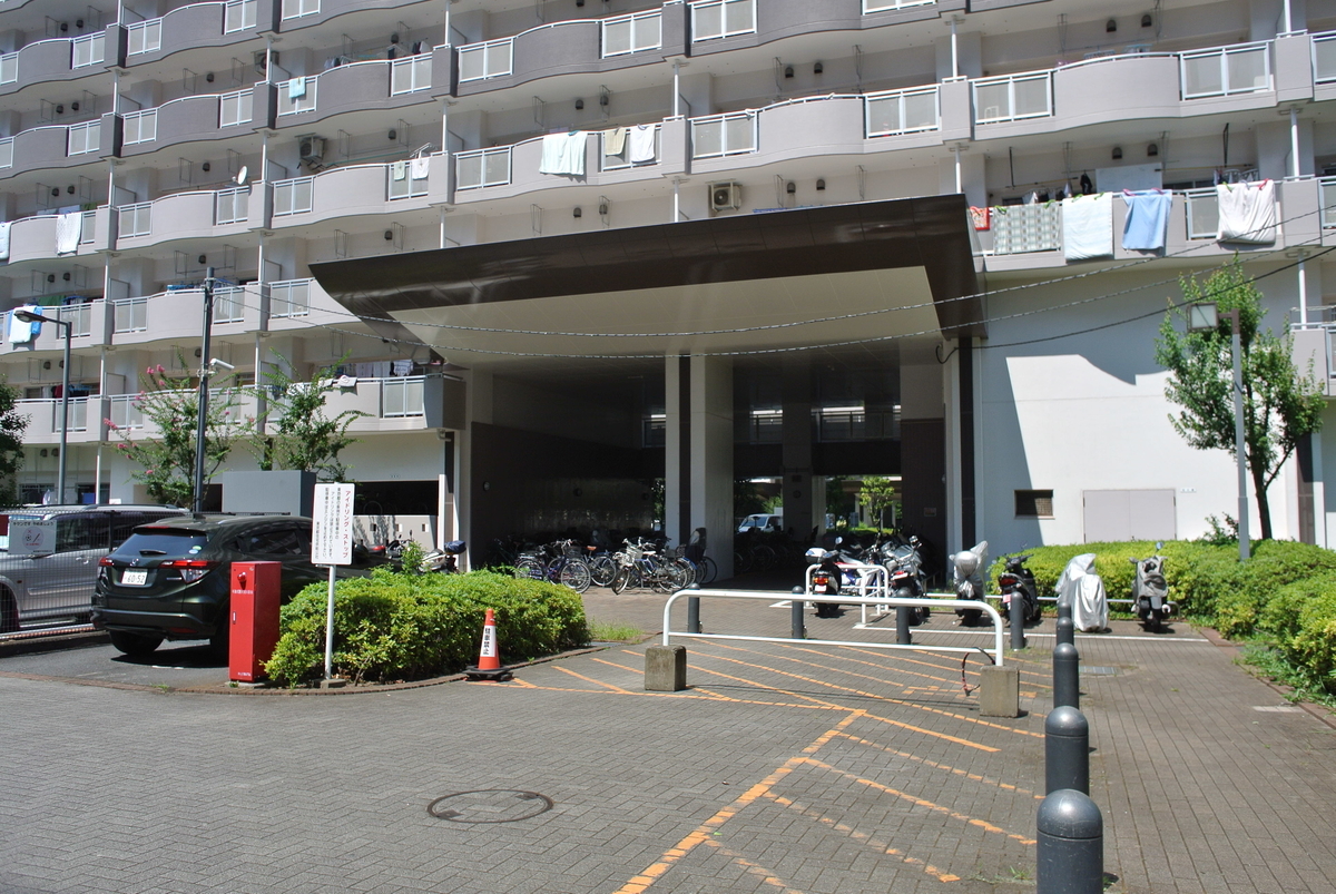 正面の2号棟に入る