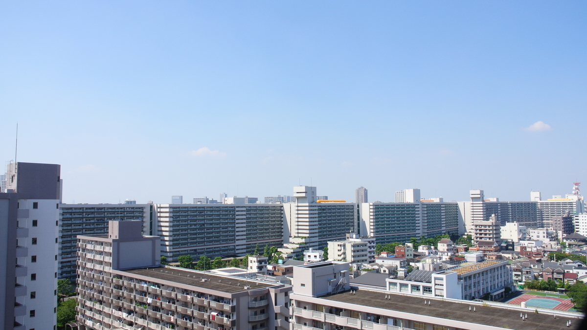 向かい側に聳える白鬚東アパート