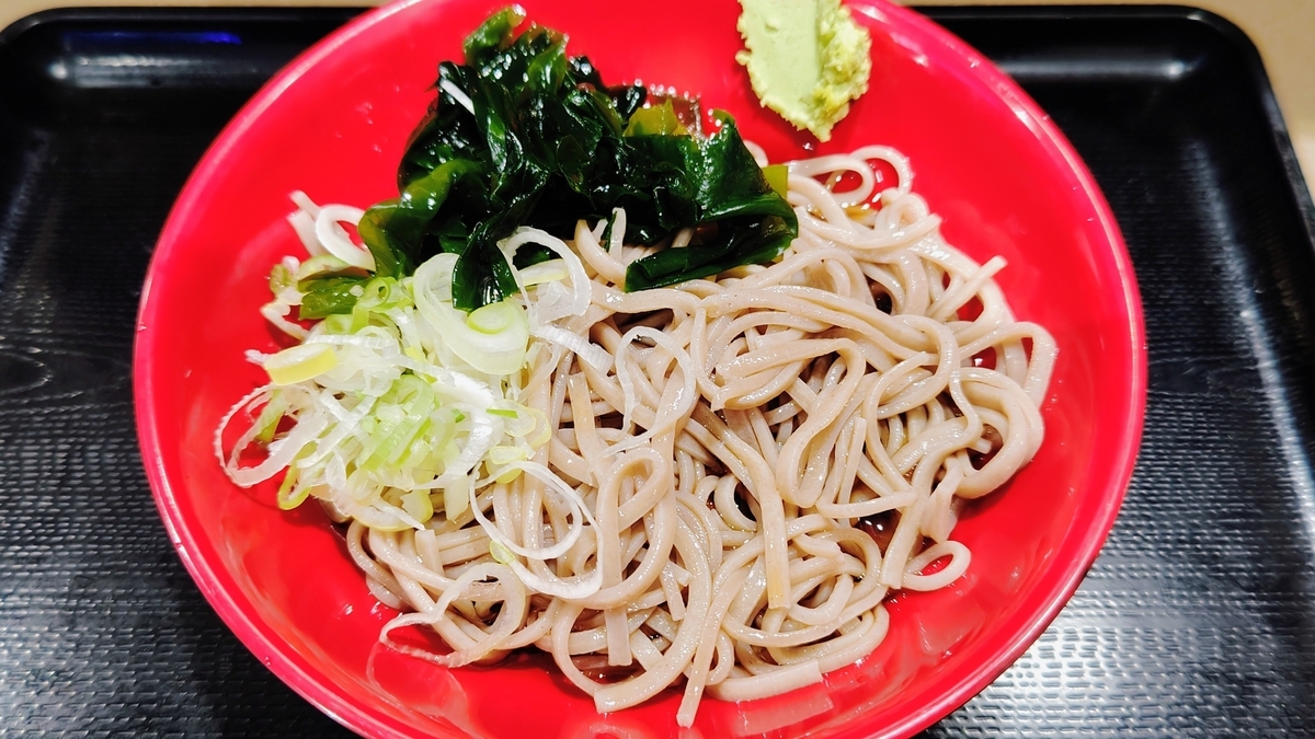 富士そば大宮東口店の乱切りそば。麺の太さが不揃いで、わかめとねぎ、わさびが添えられている。