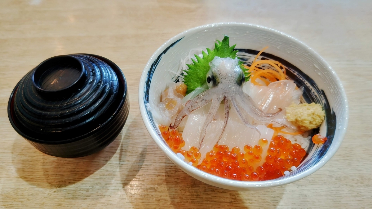 函館朝市の活イカ丼（踊るイカ）