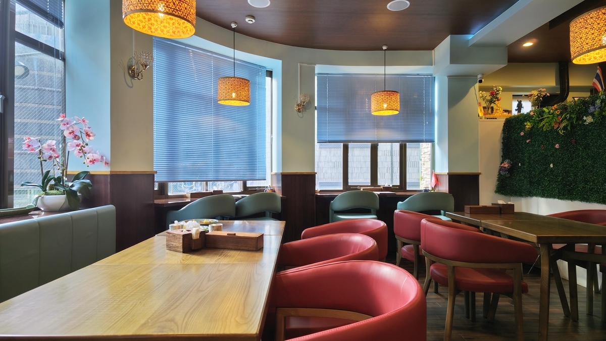 タイスカイキッチンの店内。落ち着いた照明とゆったりしたテーブル席