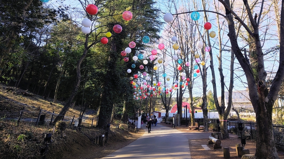 カラフルな風船が飾られた園路（メッツァ周辺）