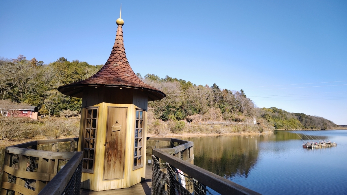 湖に面した木道と小さな塔（メッツァ周辺）