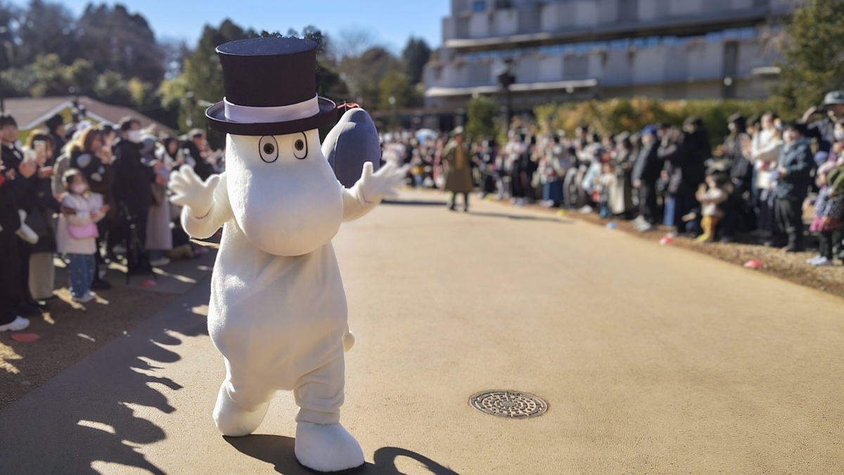 観客の前で手を振るムーミンパパ（ショー）