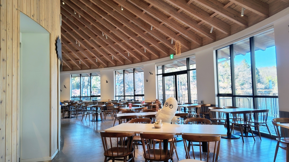 木の天井が印象的な店内とテーブル席（ムーミンバレーパーク）