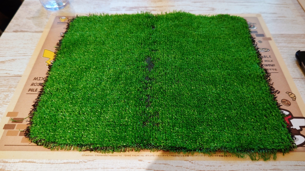 カビゴンのプレート提供前に敷かれる芝生風マット