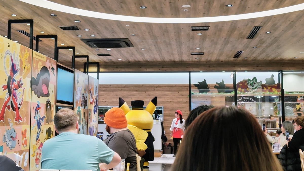 店内で登場したシェフピカチュウのグリーティング風景