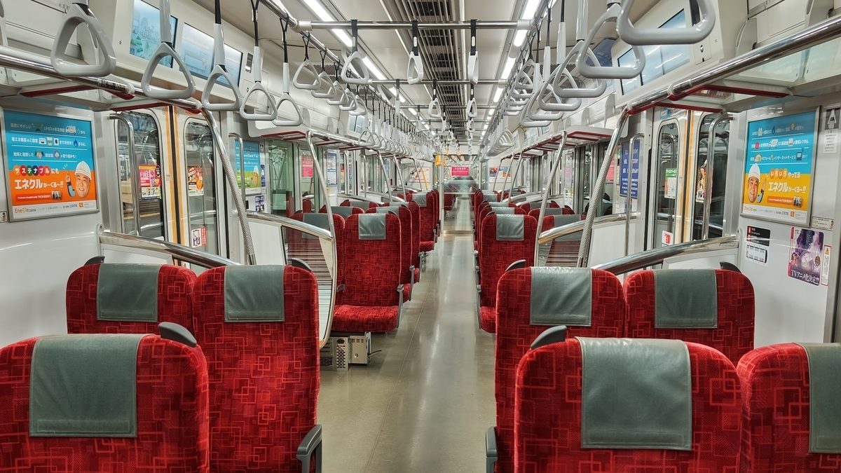 THライナーの車内全景。赤いクロスシートが並ぶ。