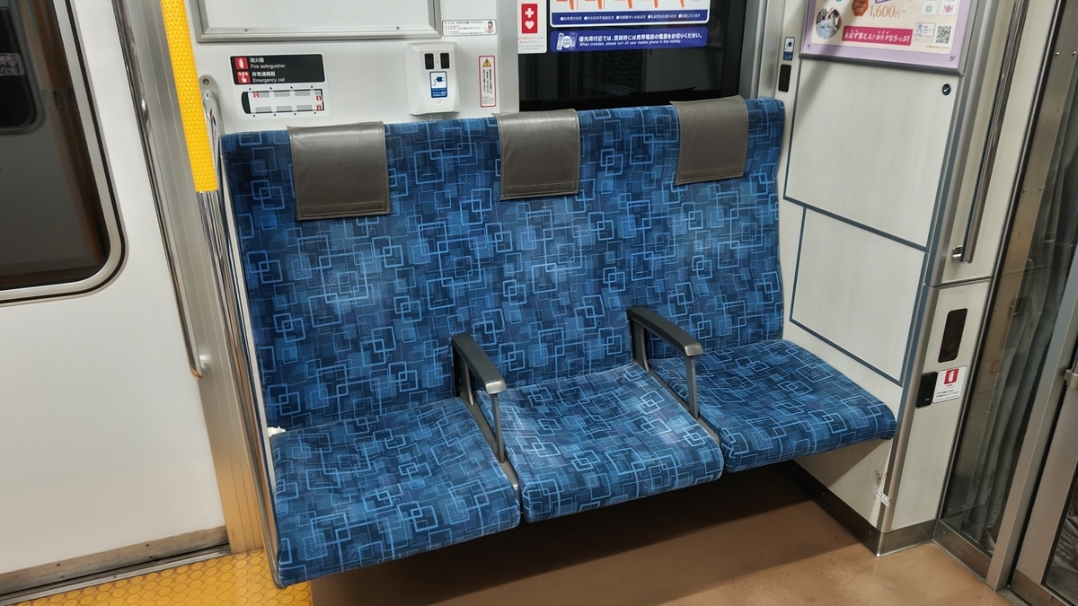 THライナー車内の青いロングシート区画