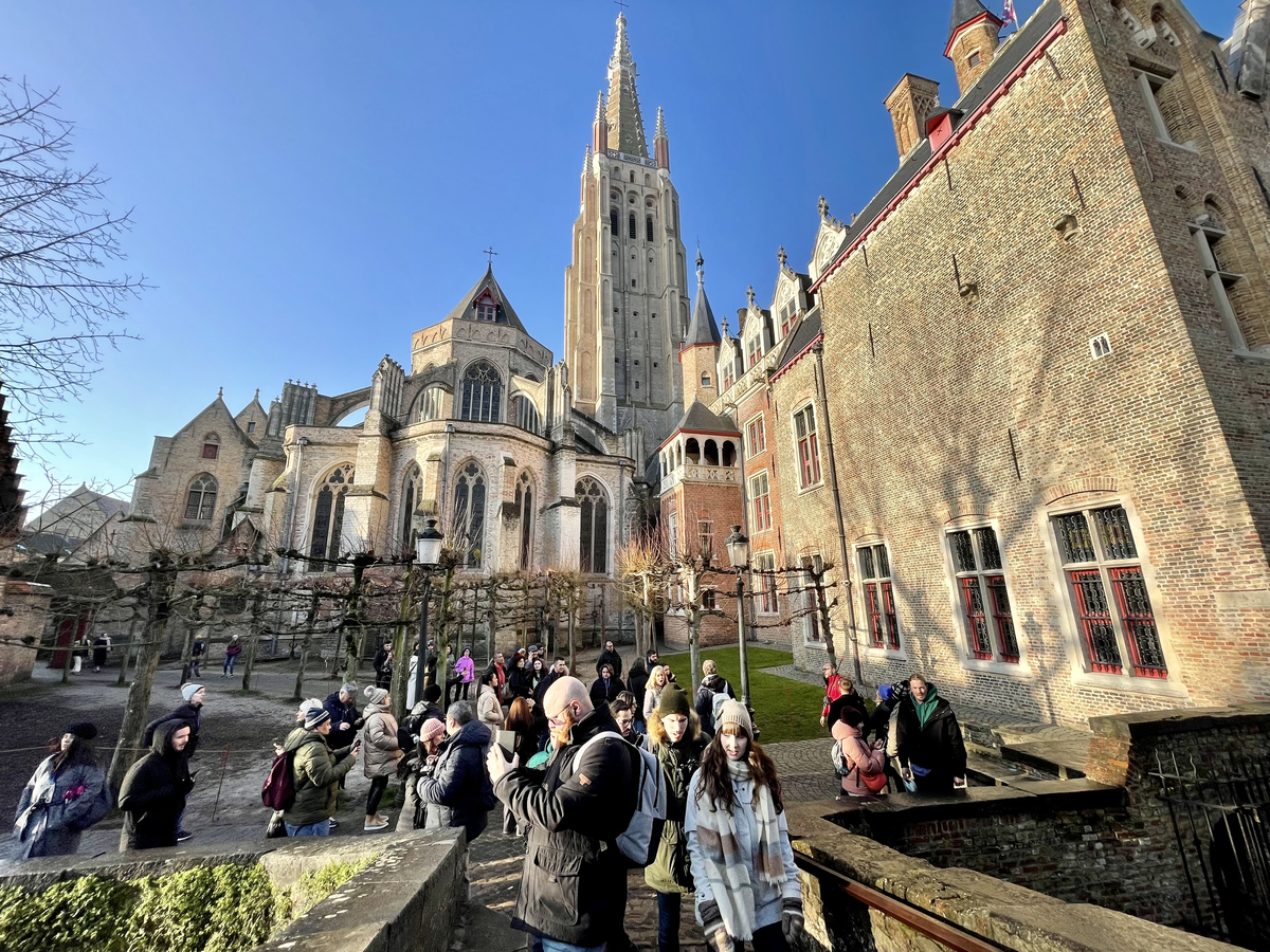 ブルージュ旅行2。聖母教会、ミケランジェロとマリーと猫に会う