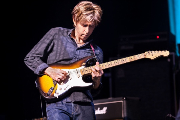 エリック・ジョンソンについて♪ - アマチュアバンドのライブで10人