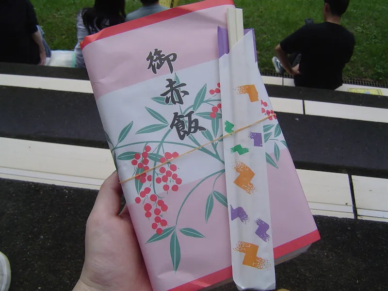 小千谷闘牛場で購入した赤飯弁当。実は全国的な赤飯とは少し違うのです。