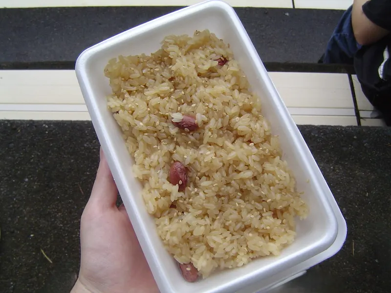 長岡の赤飯は醤油赤飯なので、見た目は赤というより茶色に近い