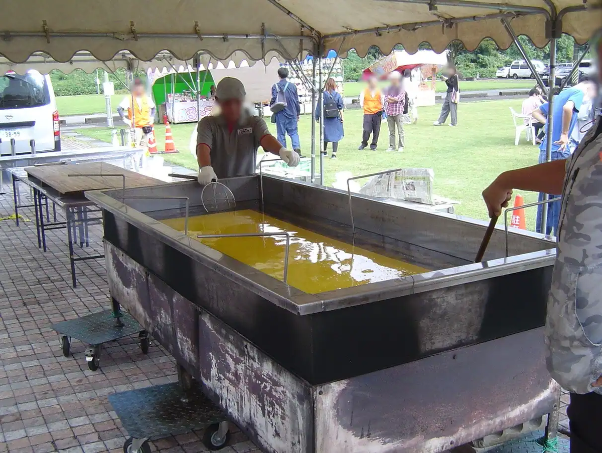 とちおあぶらげまつりの目玉、畳一畳サイズのあぶらげを揚げているところ