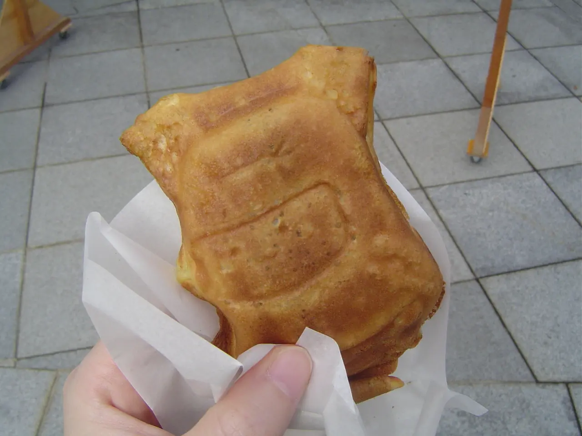 栃尾のゆるキャラ、あぶらげんしん君を模した大判焼き