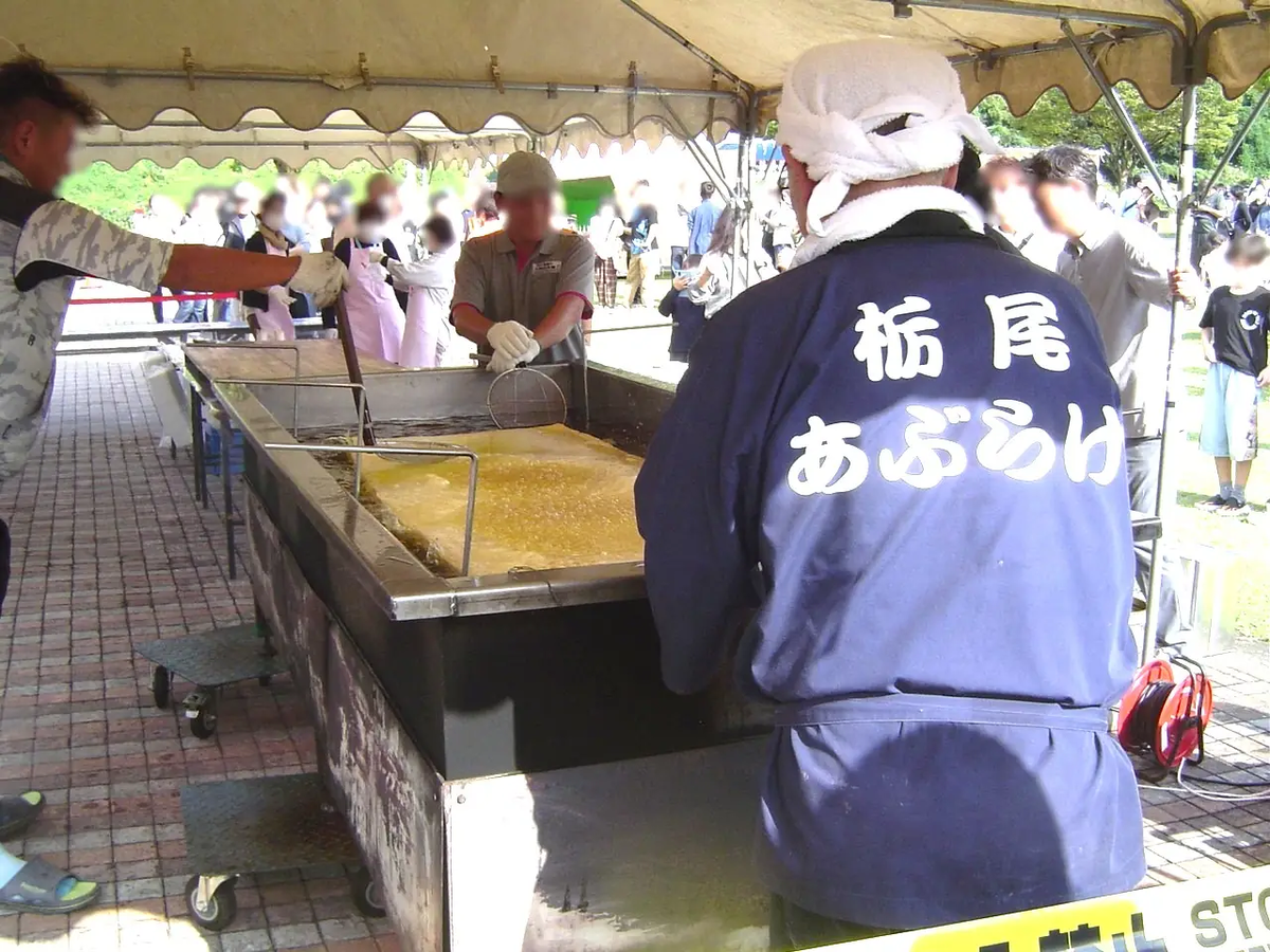 とちおあぶらげまつりの超巨大あぶらげの調理風景。熱気がすごい。