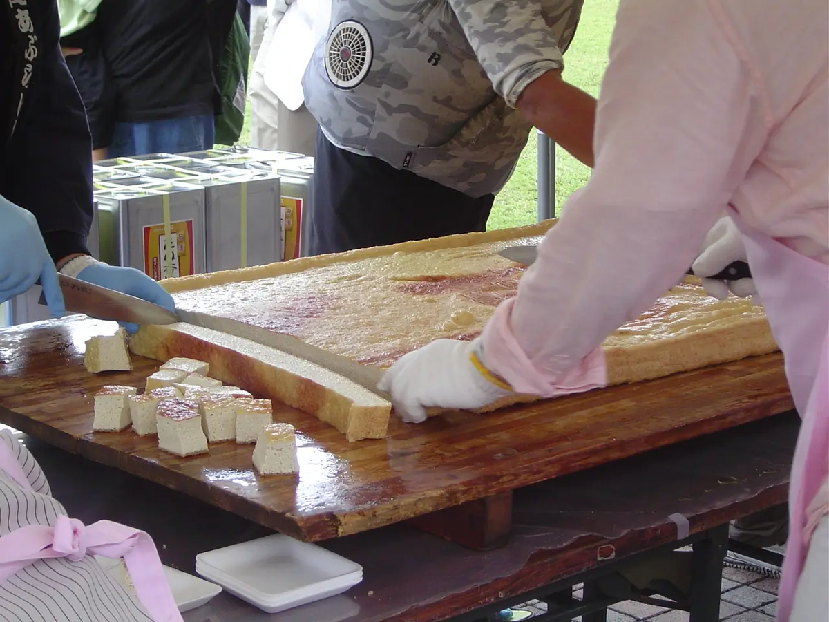 栃尾の超巨大あぶらげを切り分けていく様子