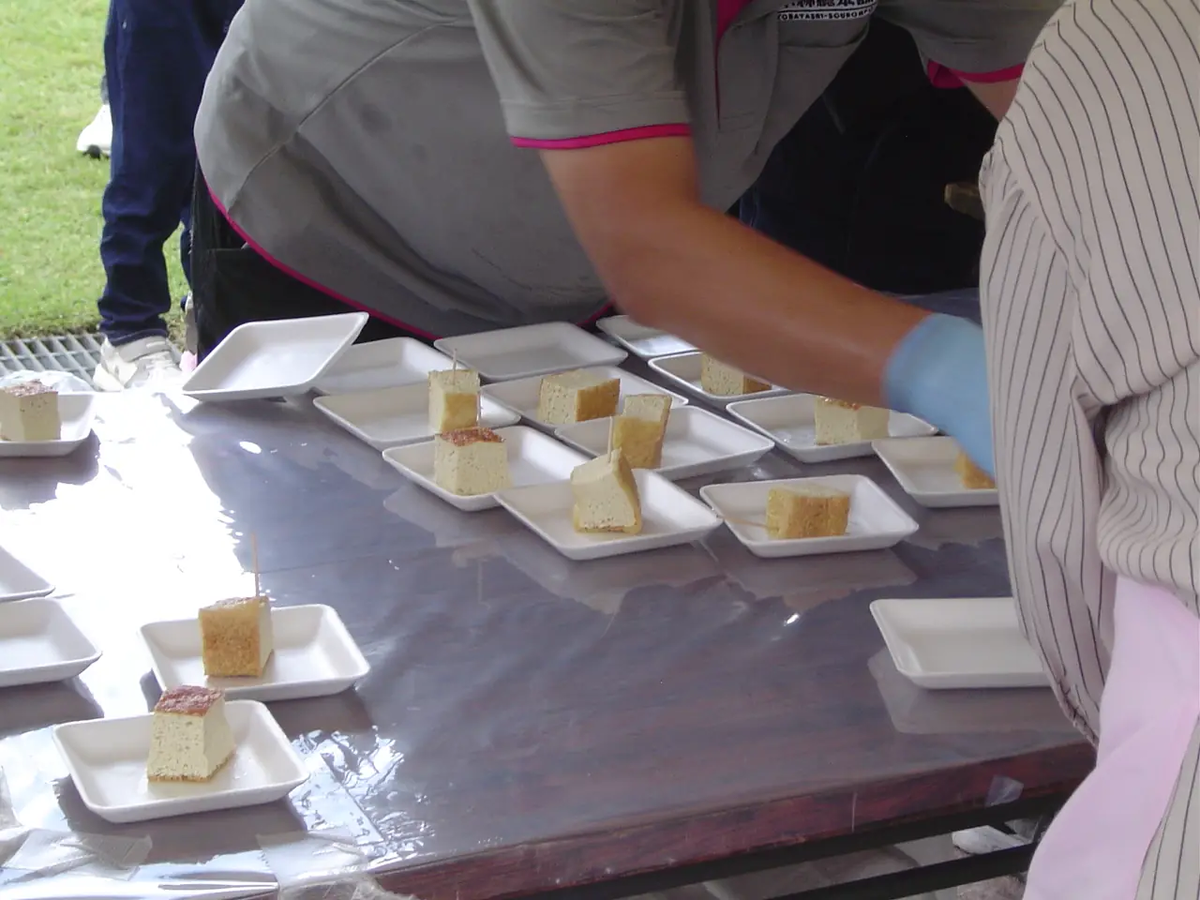 揚がった超巨大あぶらげは切り分けられて1000人分に配られる