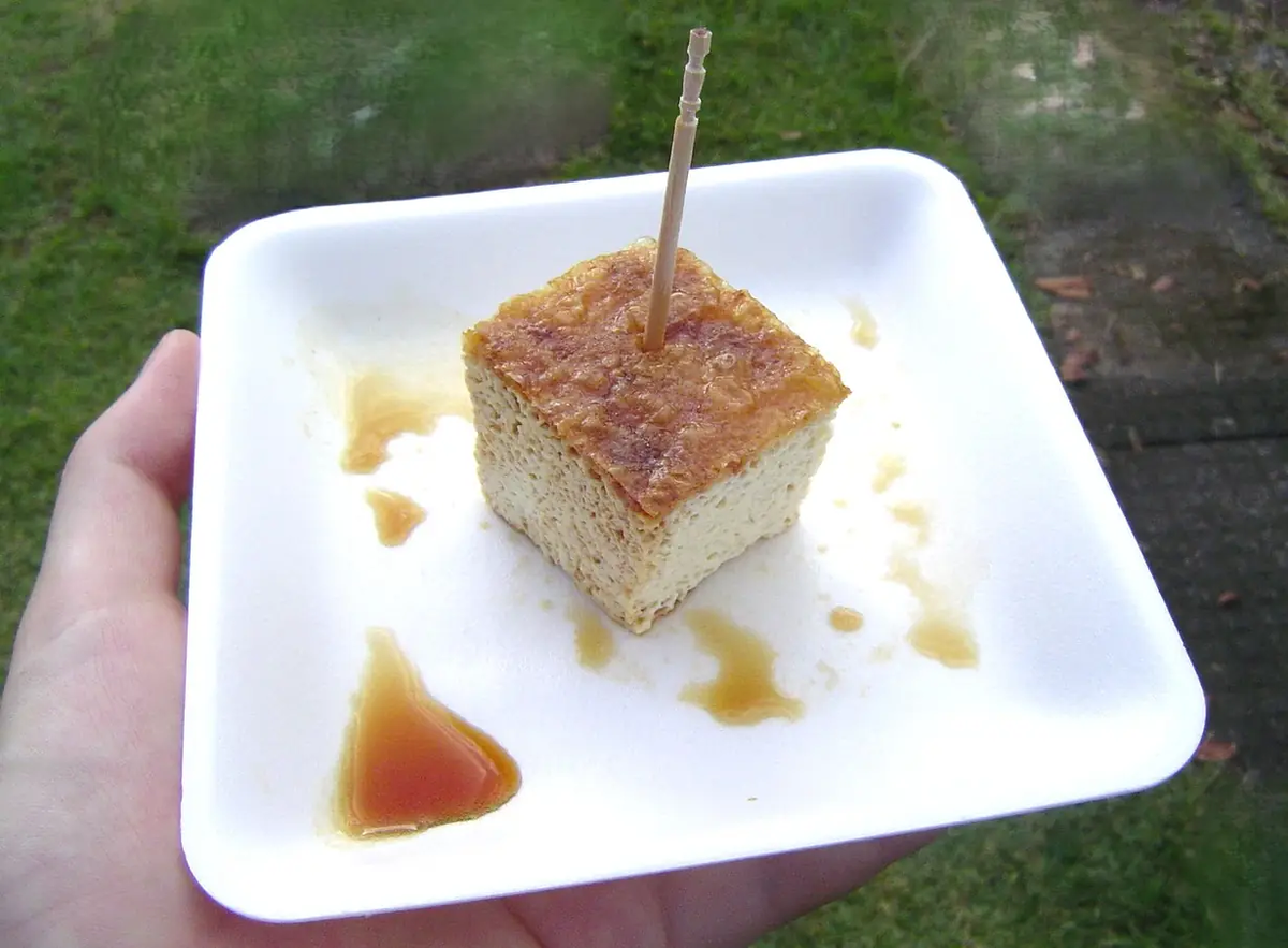 切り分けられたあぶらげは1000人に配られる。長蛇の列だったが無事ゲット!