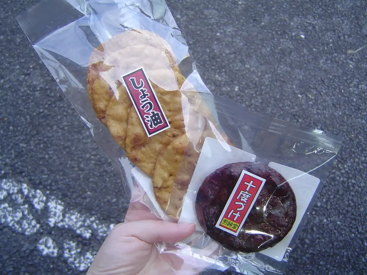 須坂煎餅堂で購入した十度漬け煎餅。見るからにしょっぱそう！