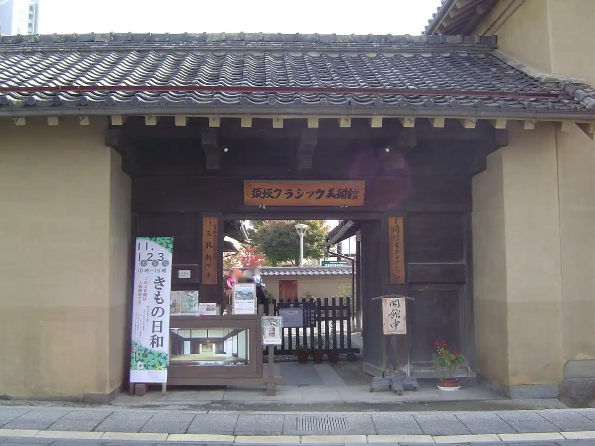 須坂クラシック美術館の正面外観